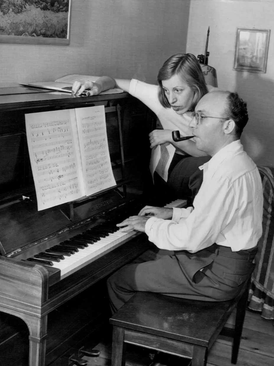 Photograph of Kurt Weill and Lotte Lenya at home in 1942